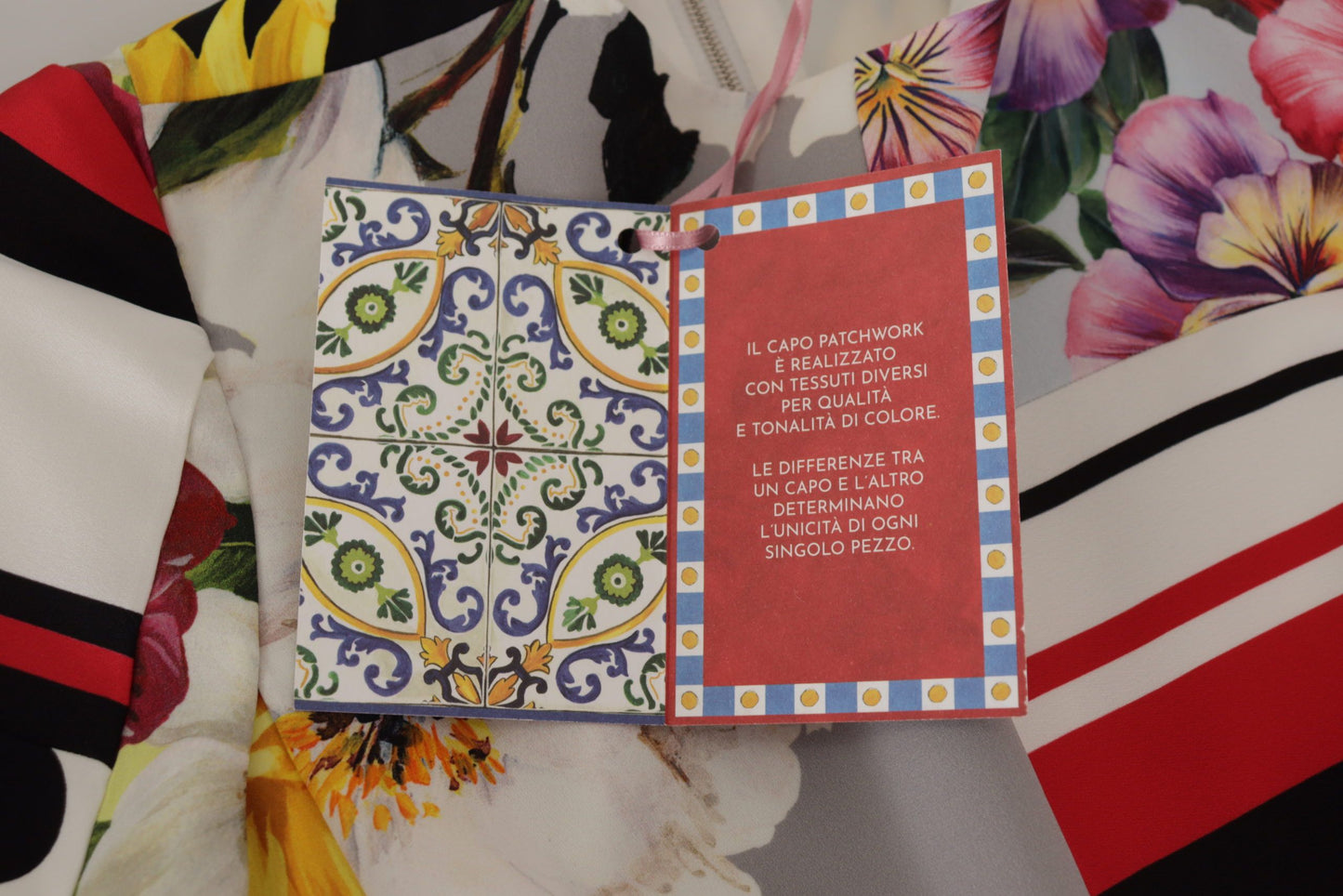 فستان متعدد الألوان من قماش الشارموز المزهر الجاكار المرقّع