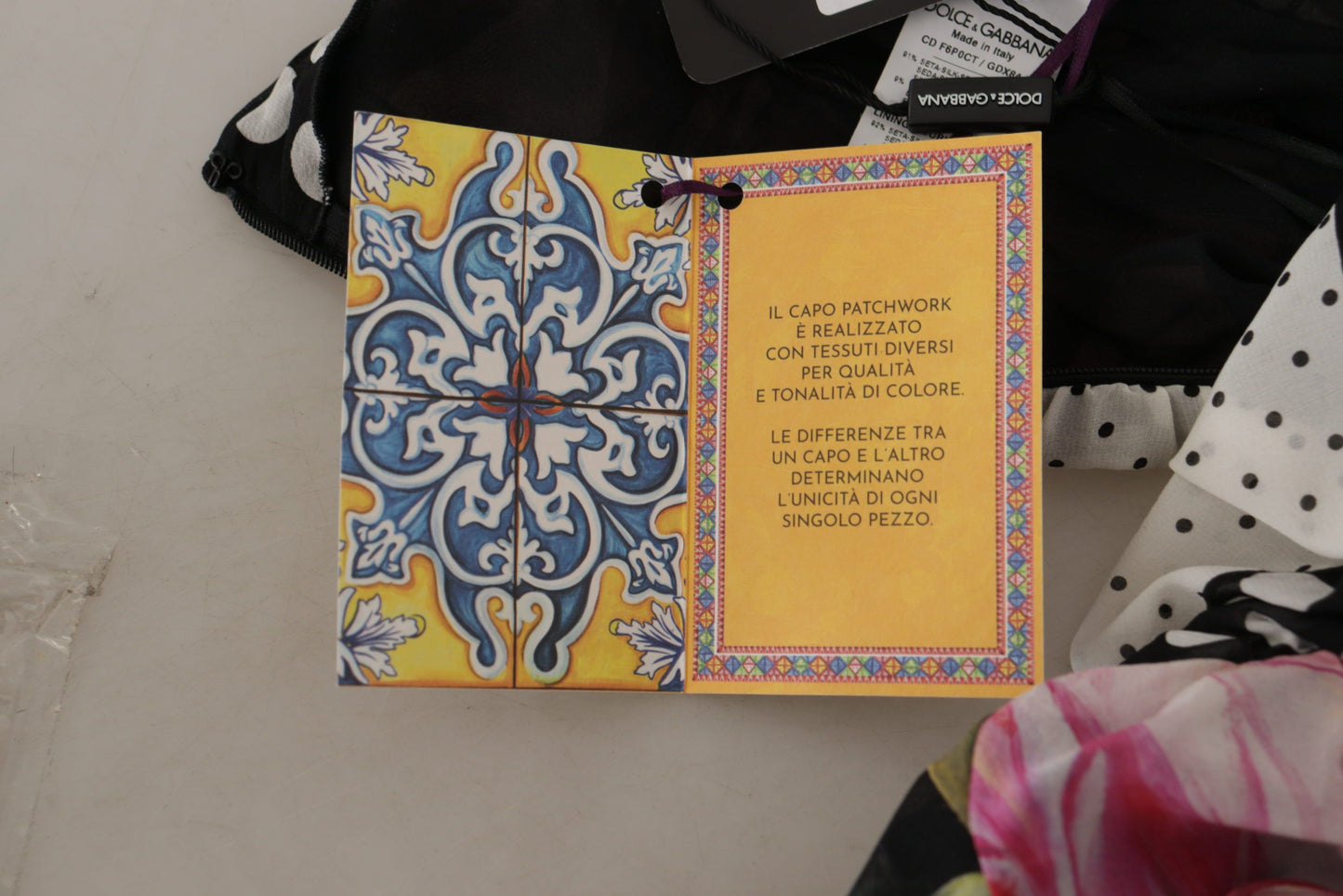 فستان ضيق متوسط الطول من الحرير متعدد الألوان بنقشة جلد النمر