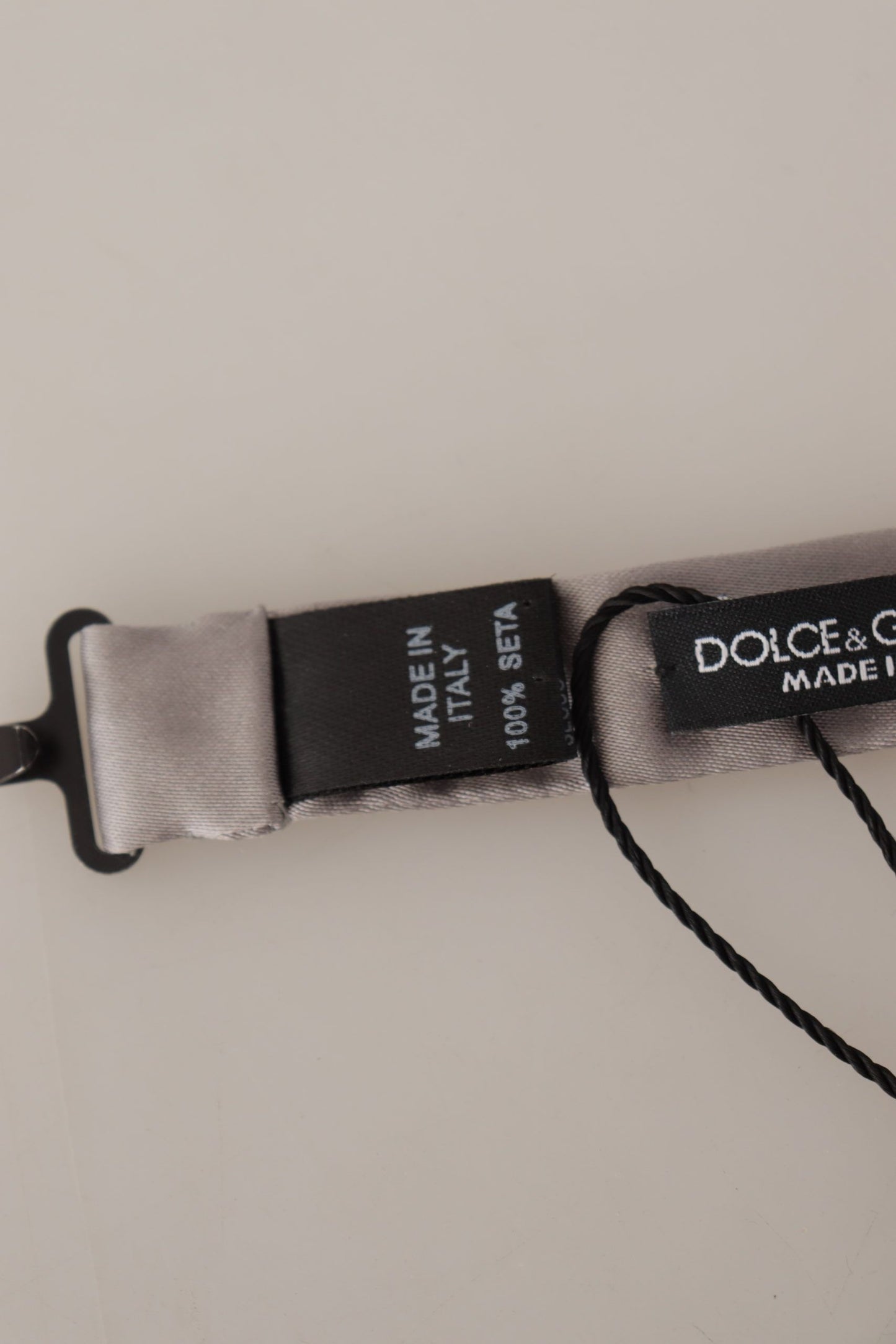 ربطة عنق بابيلون رفيعة قابلة للتعديل مصنوعة من الحرير بنسبة 100% باللون الفضي