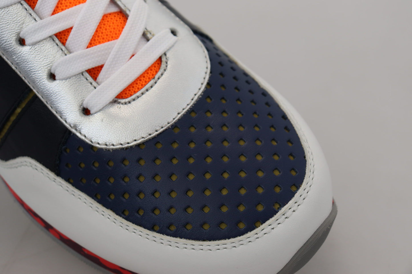 حذاء رياضي منخفض الرقبة من الجلد متعدد الألوان