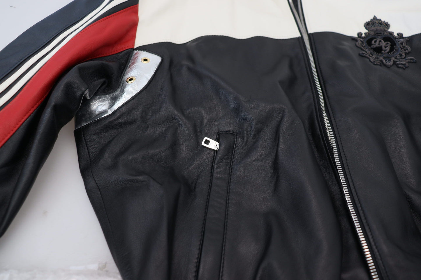 جاكيت معطف وبلوزة من الجلد الأسود مع غطاء للرأس