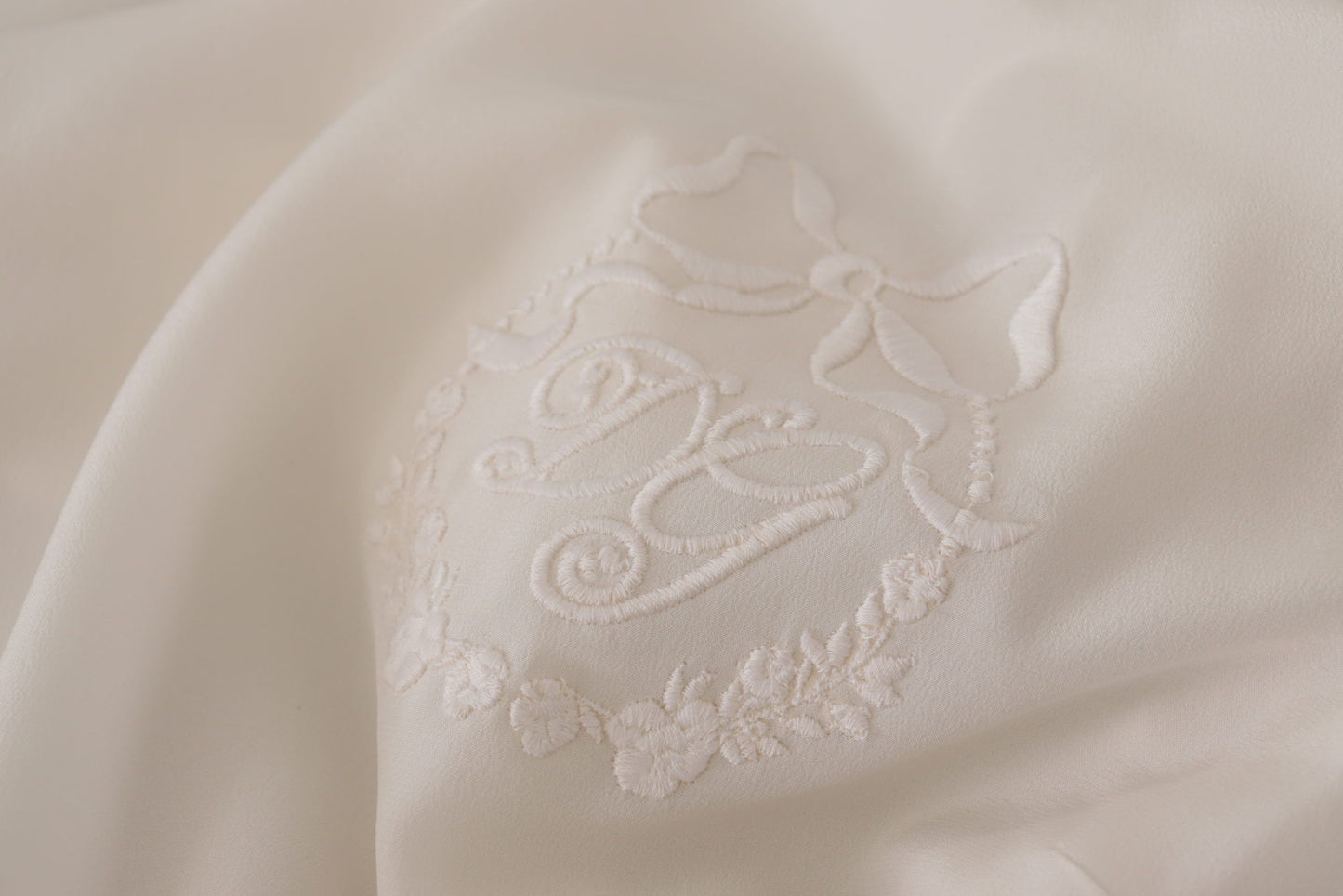 بلوزة من الحرير الأبيض مطرزة بشعار DG بأكمام طويلة