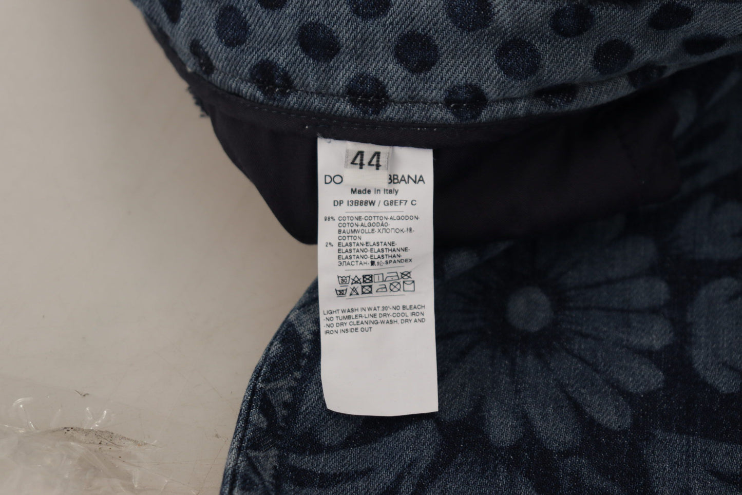 بنطال جينز أزرق ضيق بخصر مرتفع ومزين بنقشة زهور