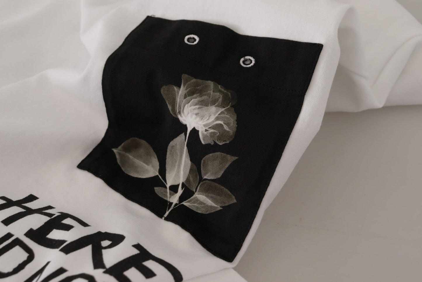 تي شيرت قطني أبيض برقبة دائرية وطبعة شعار