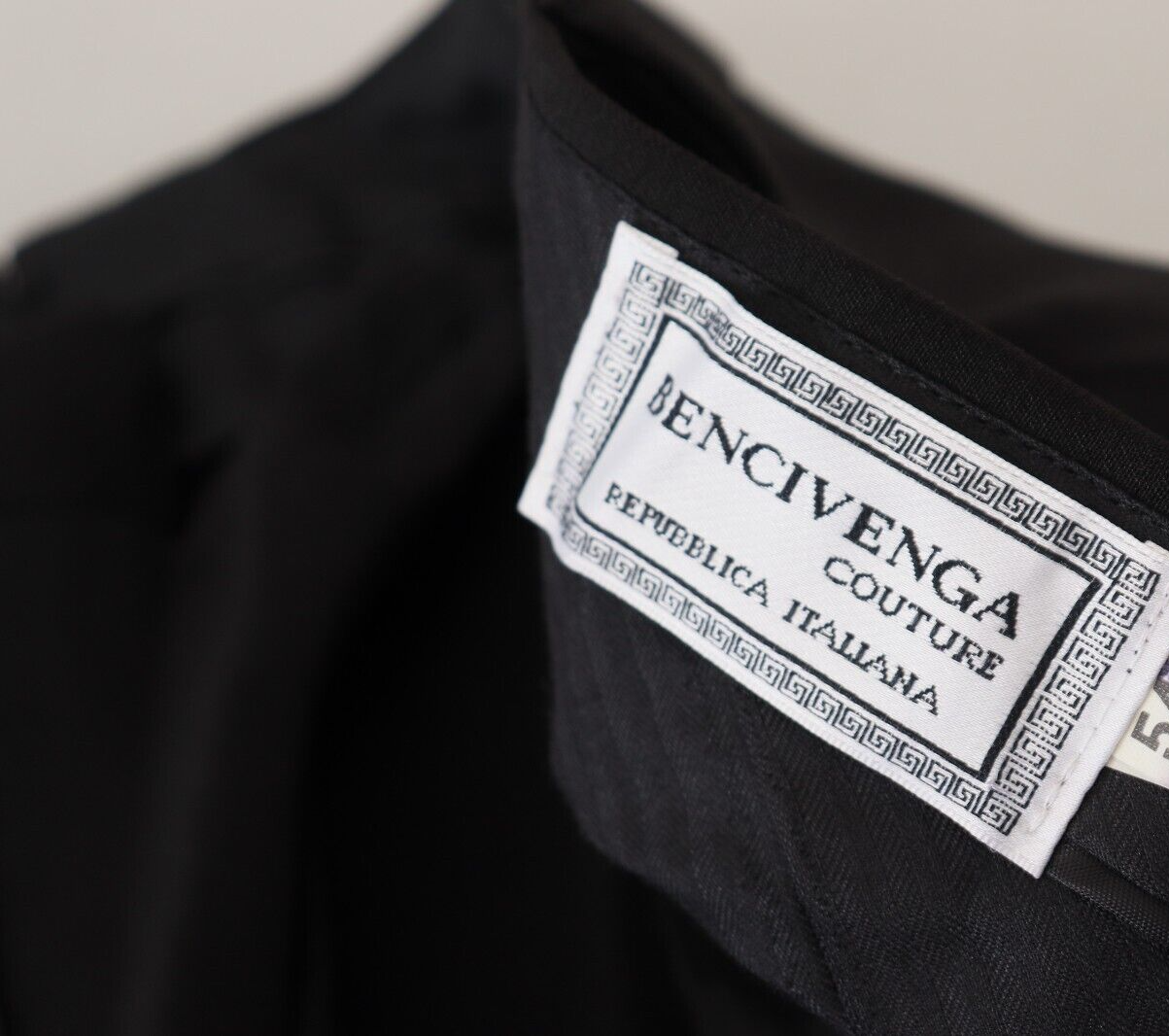 بنطلون رجالي رسمي بقصّة مستقيمة باللون الأسود