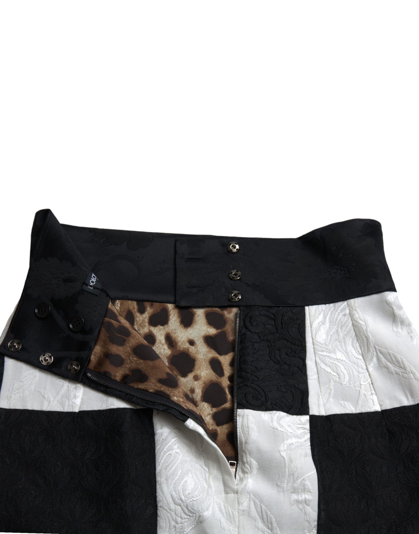 تنورة عالية الخصر من قماش البروكار المزهر باللونين الأسود والأبيض