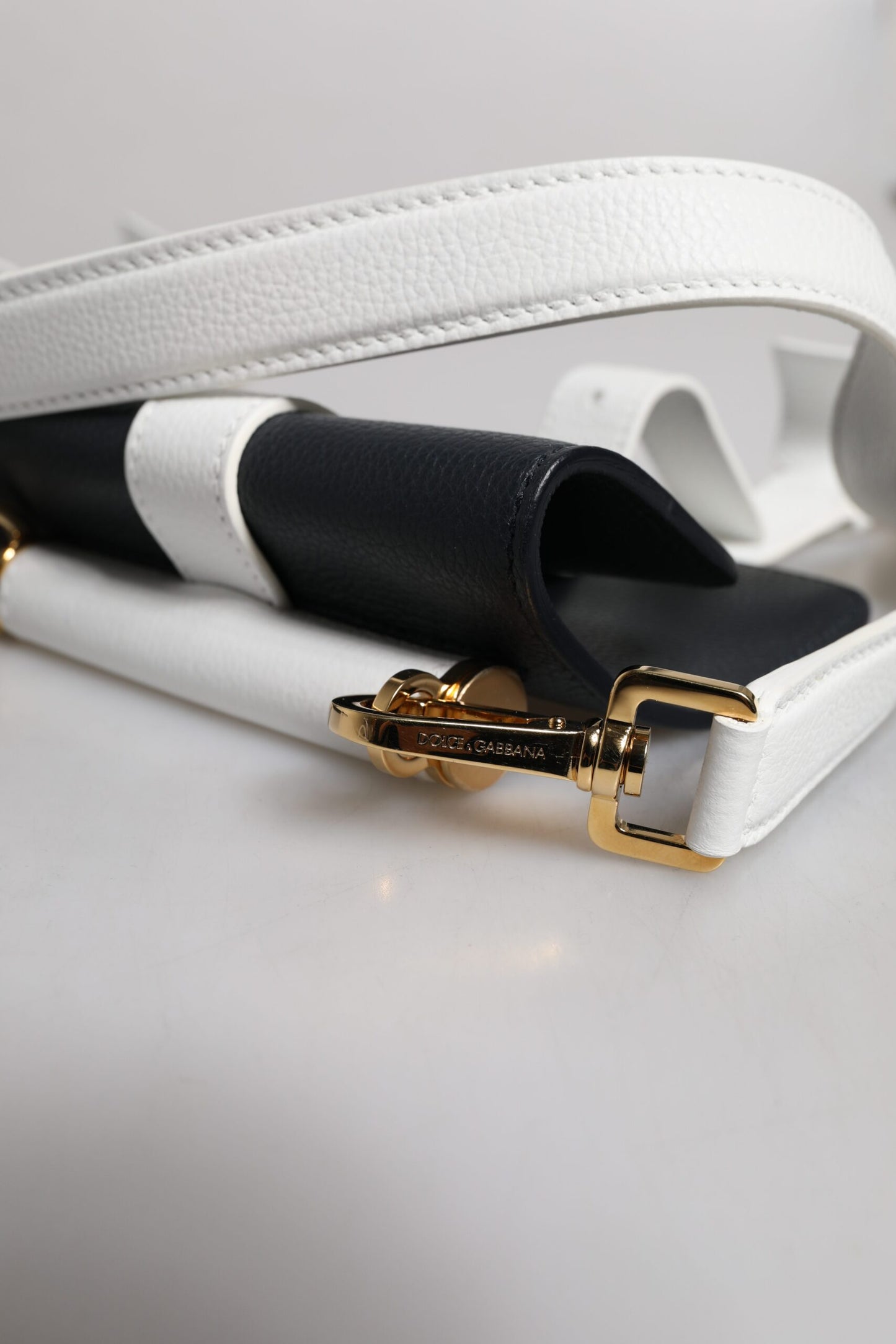 حقيبة كتف من جلد العجل باللون الأزرق والأبيض