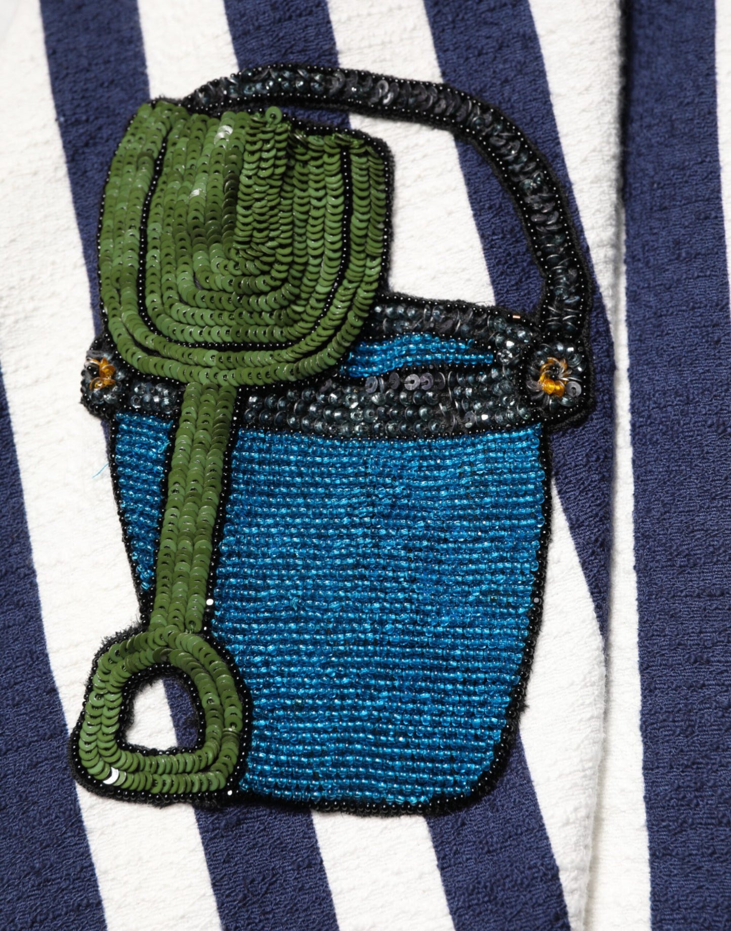 فستان مطرز مخطط باللون الأزرق والأبيض