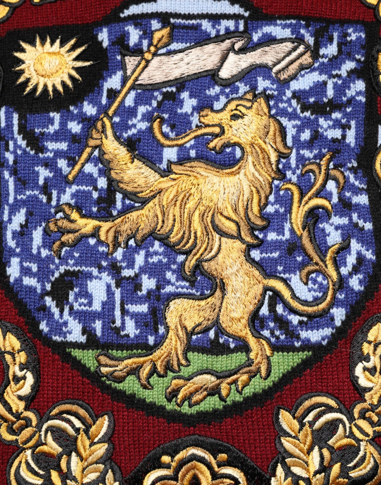 سترة صوفية بشعار الأسد من الكشمير العنابي