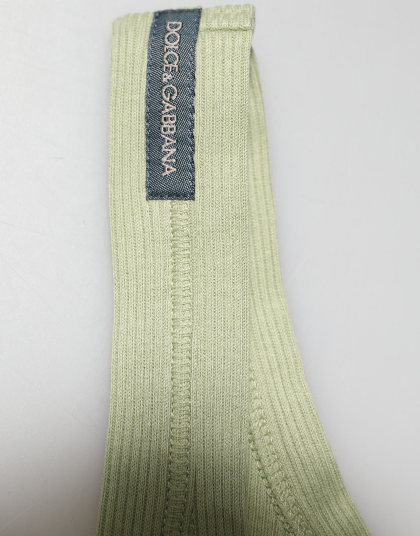 تي شيرت رجالي بدون أكمام باللون الأخضر الفاتح