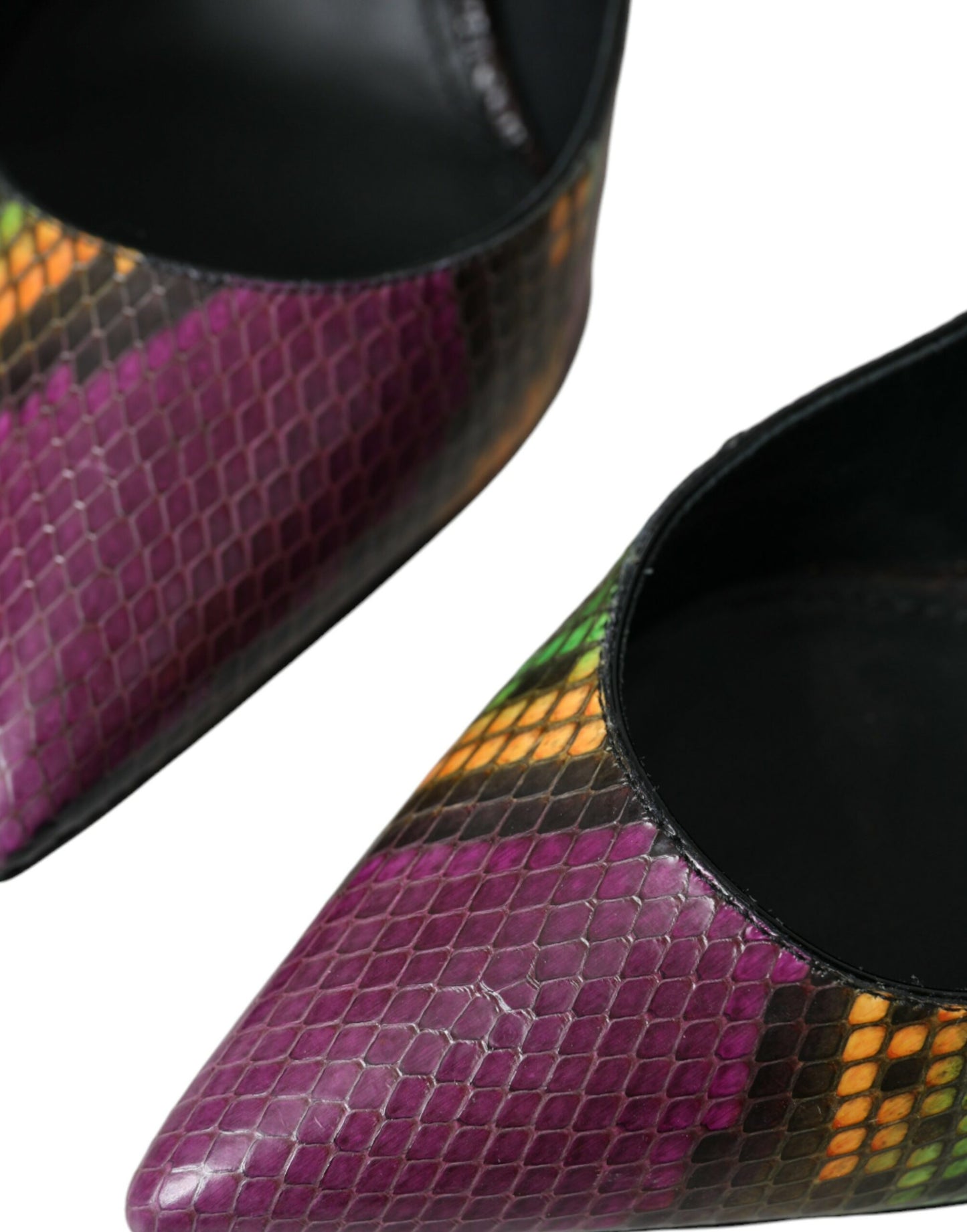 أحذية بكعب عالٍ من الجلد الغريب متعدد الألوان