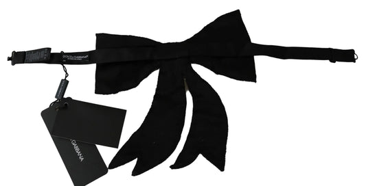 ربطة عنق نسائية فضية اللون مصنوعة من الحرير بنسبة 100% ومزينة بالكريستال