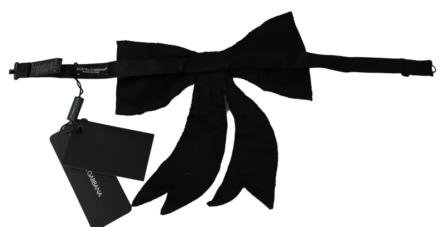 ربطة عنق نسائية فضية اللون مصنوعة من الحرير بنسبة 100% ومزينة بالكريستال