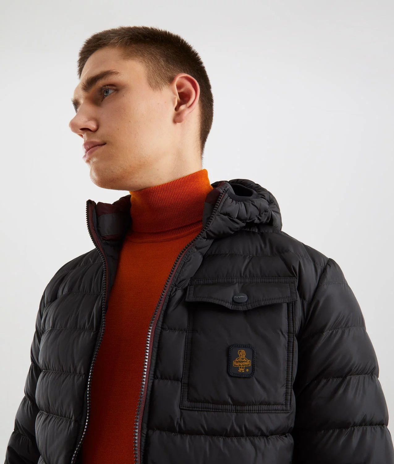 سترة أنيقة بغطاء رأس مع جيوب