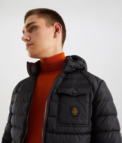 سترة أنيقة بغطاء رأس مع جيوب