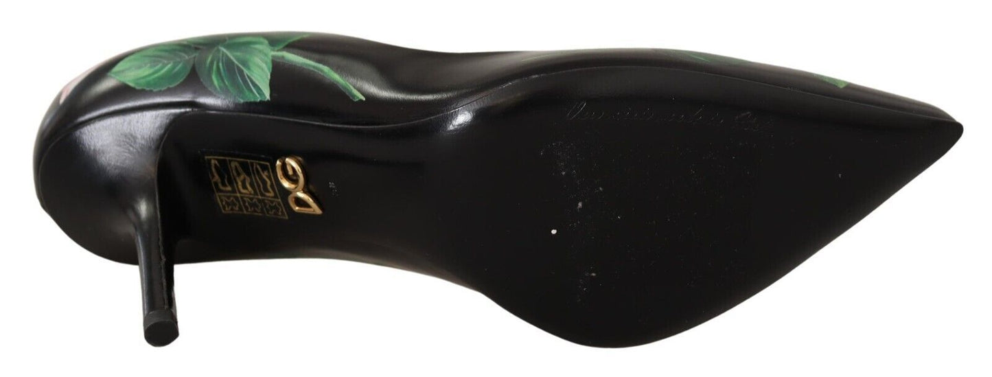 حذاء بكعب عالٍ من الجلد الأسود مزين بالورود