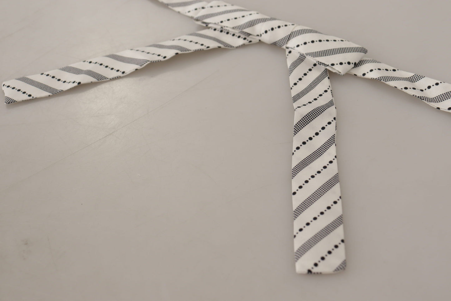 ربطة عنق بابيلون من الحرير 100% منقطة باللون الأبيض والأسود