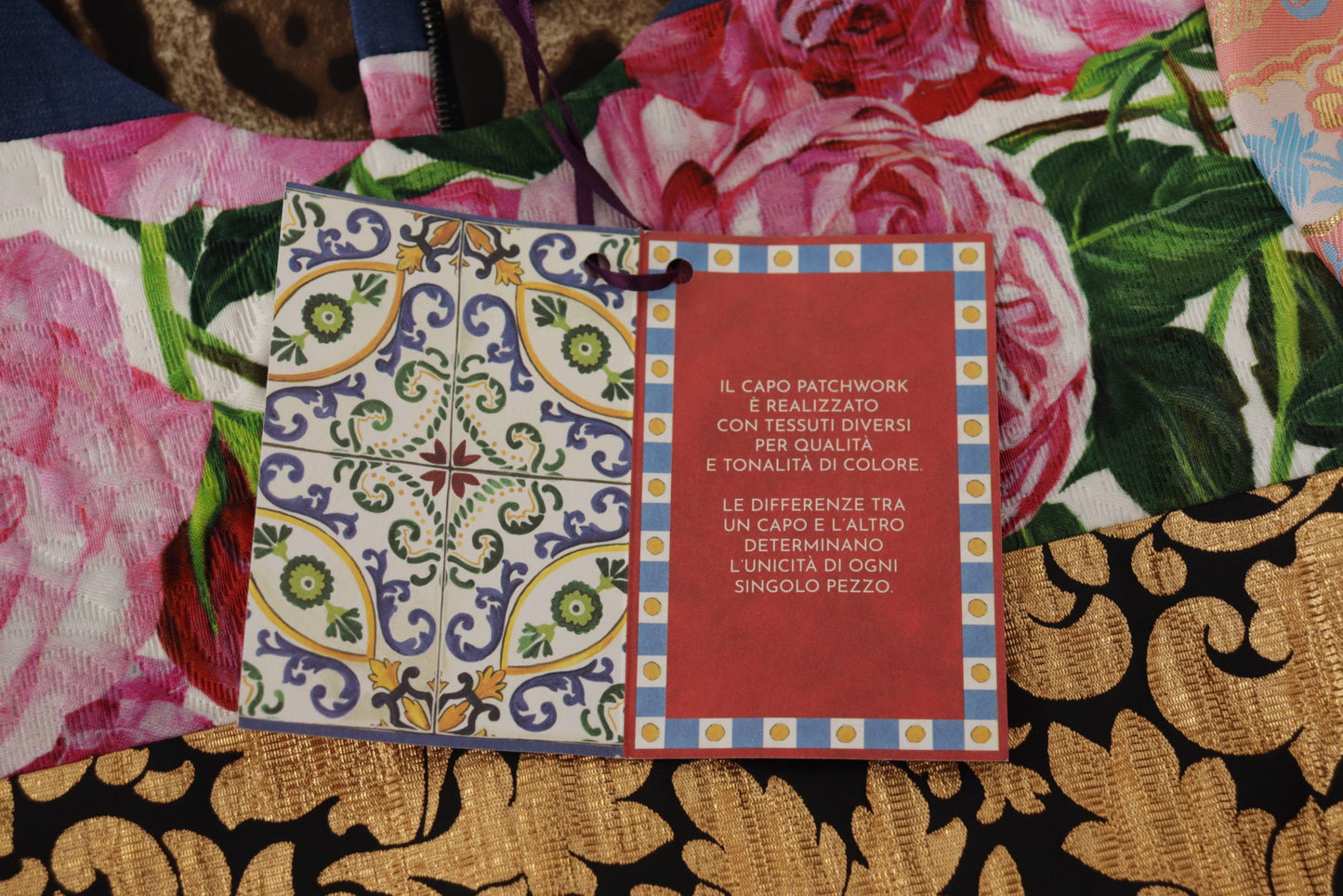 فستان قصير متعدد الألوان من قماش الجاكار المزخرف بالزهور