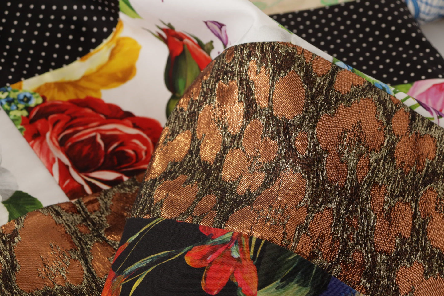 فستان قصير متعدد الألوان من قماش الجاكار المزخرف بالزهور