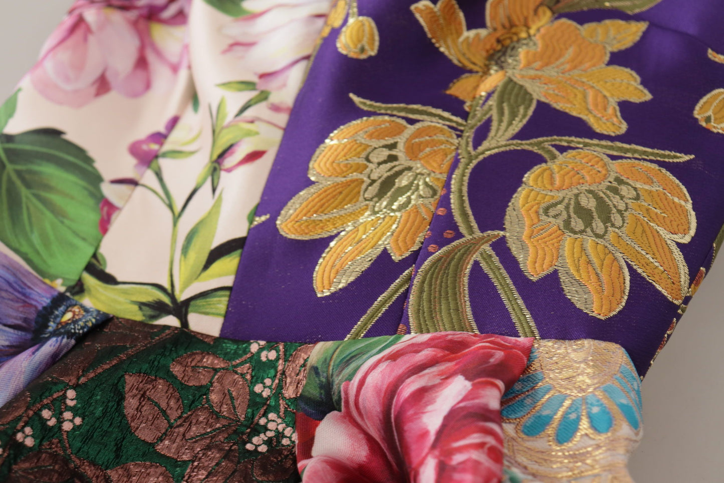 فستان متوسط الطول من الحرير الجاكار المزخرف بالزهور