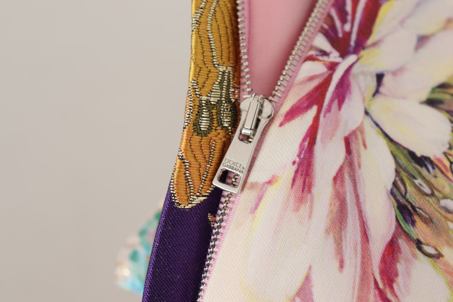 فستان متوسط الطول من الحرير الجاكار المزخرف بالزهور