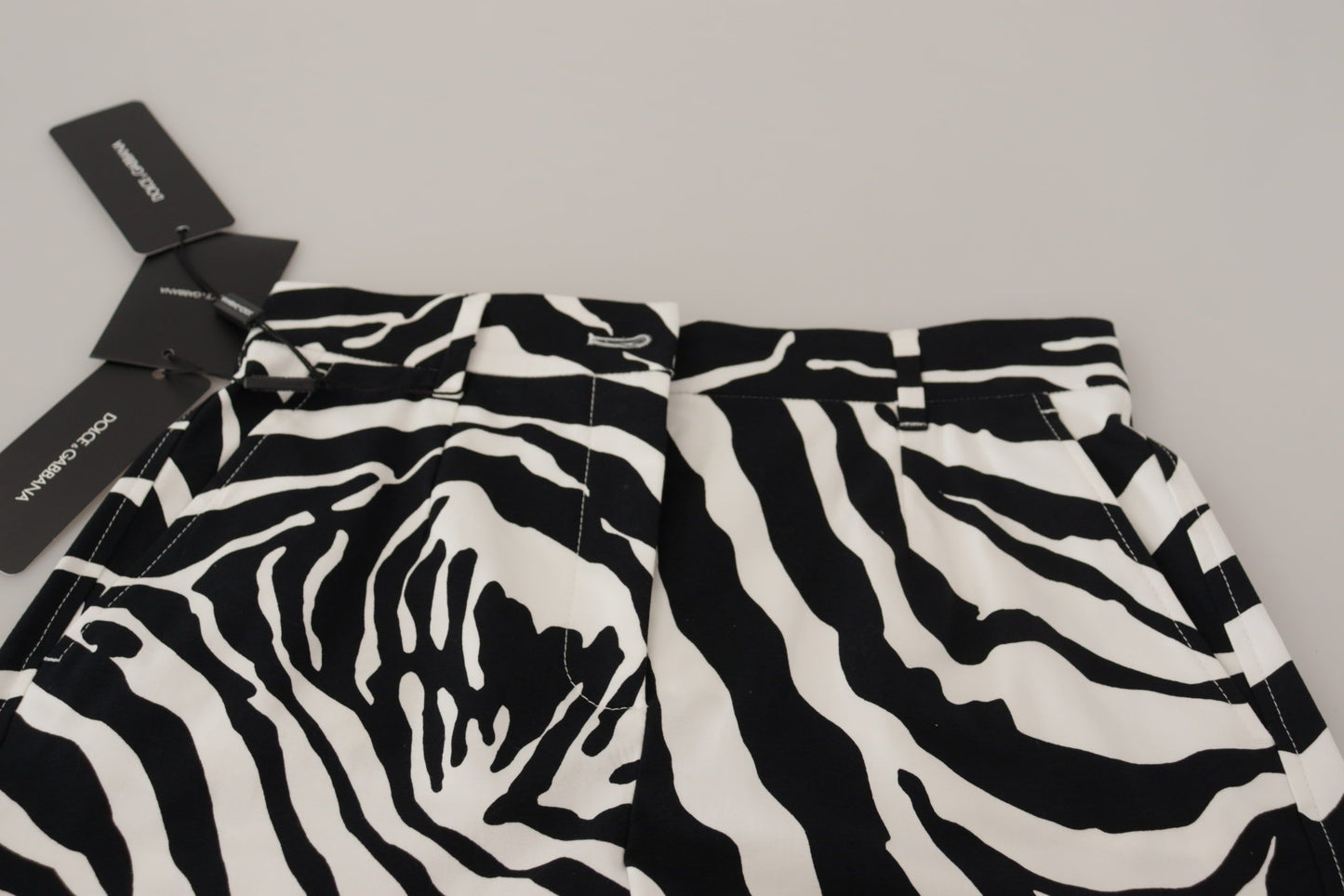 شورت قصير من القطن المرن باللونين الأسود والأبيض