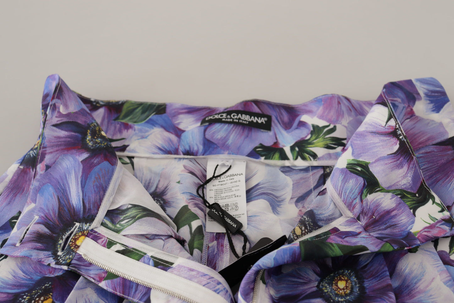 شورت قصير بخصر عالٍ من شقائق النعمان الأرجوانية