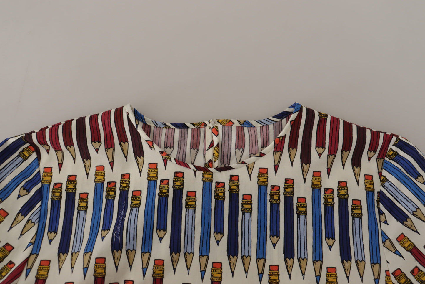 بلوزة تي شيرت قطنية بطبعة قلم رصاص باللون الأبيض