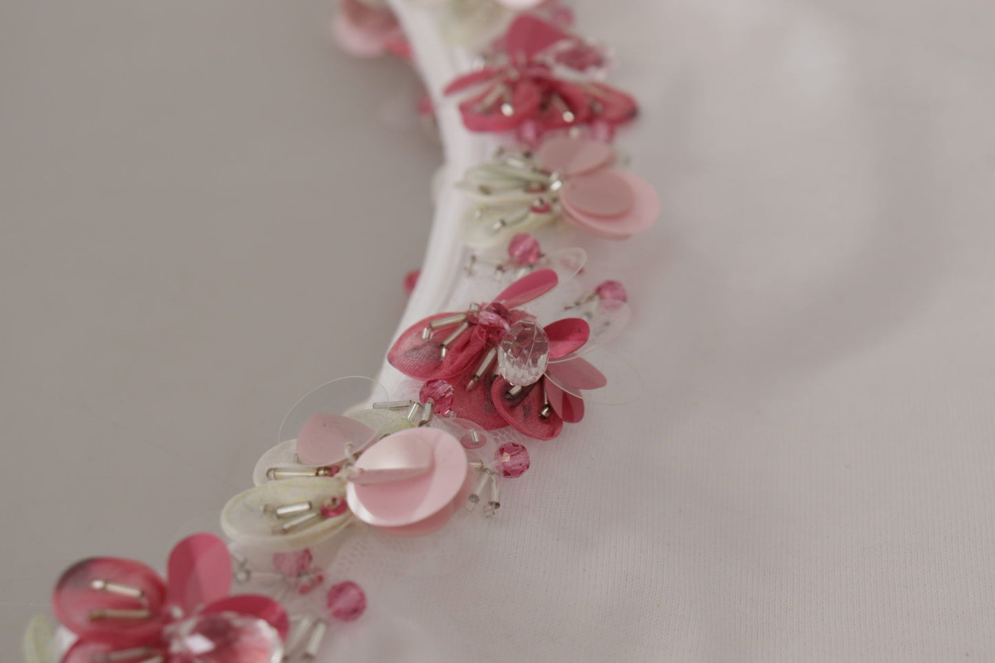 تي شيرت أبيض مزين بالترتر من DG Crown