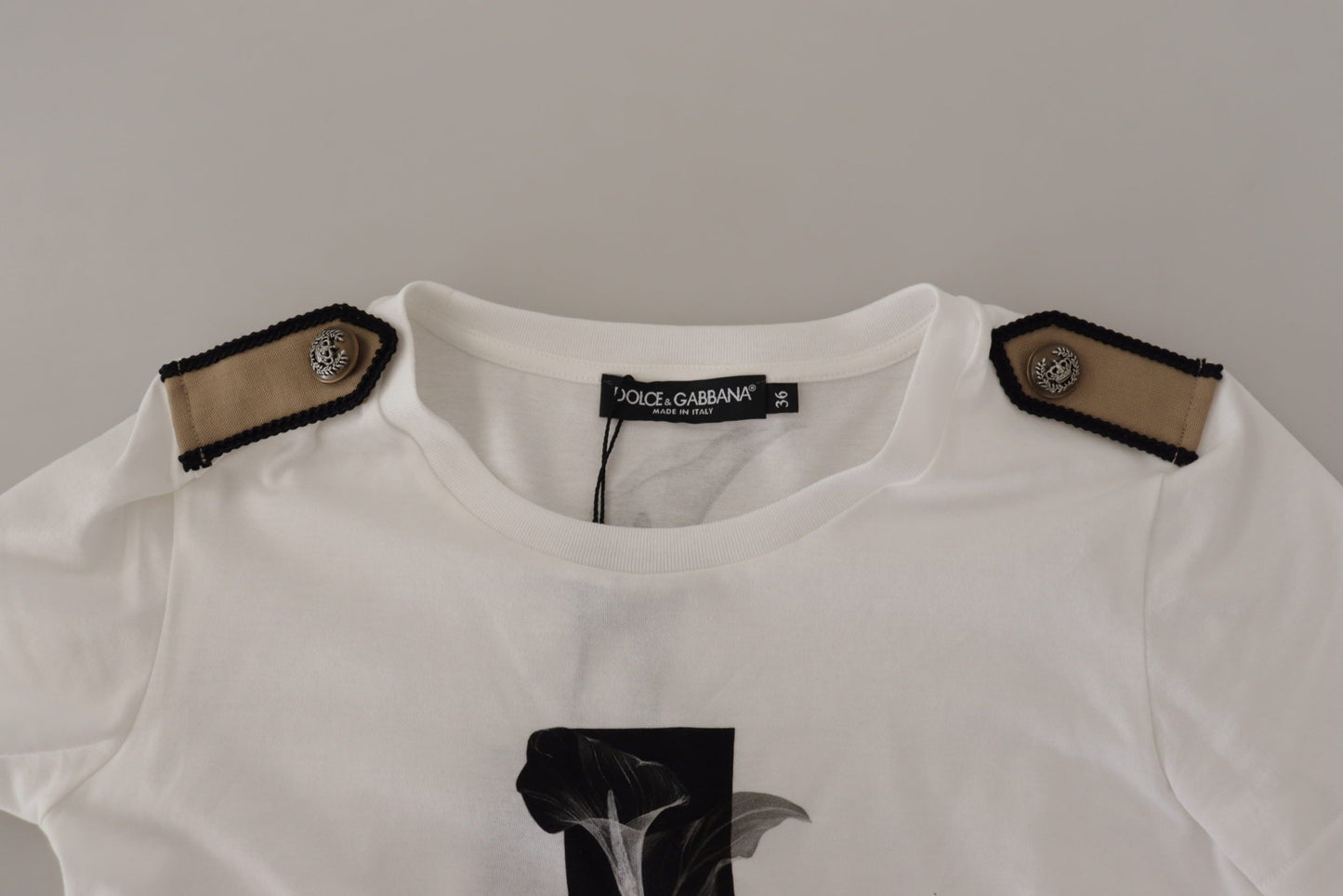 تي شيرت قطني بياقة دائرية وطبعة ورود باللون الأبيض والأسود