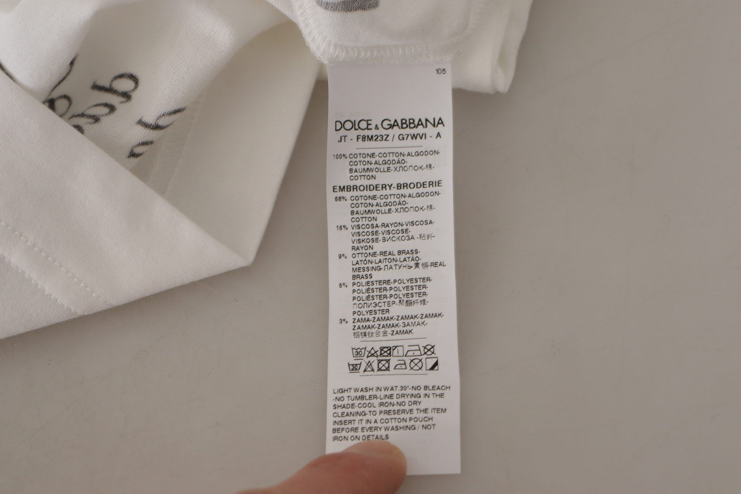 تي شيرت قطني بياقة دائرية وطبعة ورود باللون الأبيض والأسود