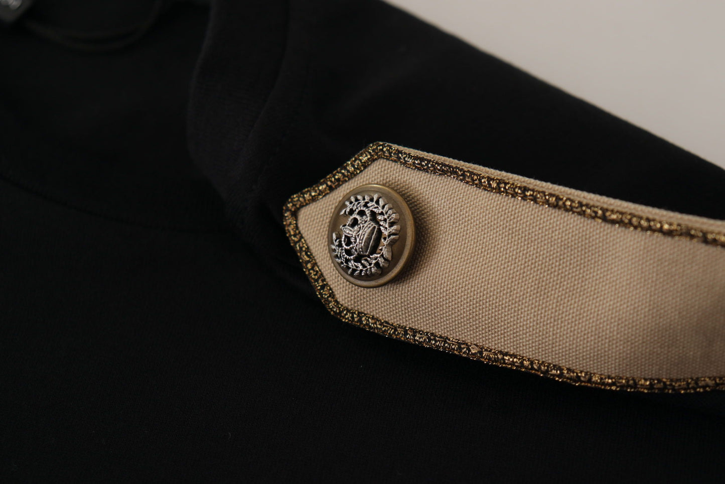 تي شيرت قطني أسود بياقة دائرية وشعار