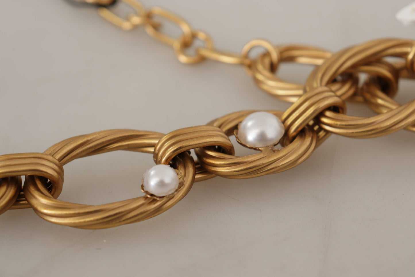 قلادة ذهبية من زنبق أبيض على شكل سلسلة زهور