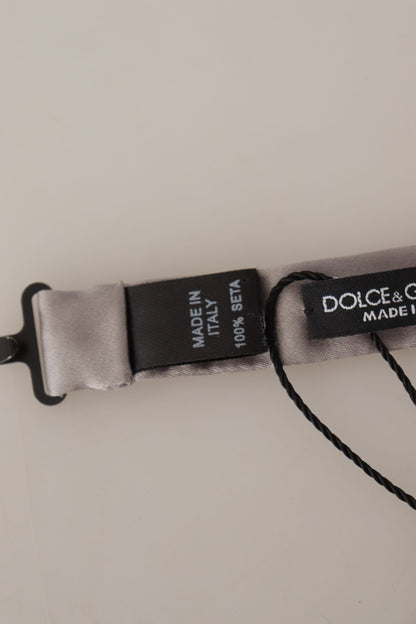 ربطة عنق بابيلون رفيعة قابلة للتعديل مصنوعة من الحرير بنسبة 100% باللون الفضي