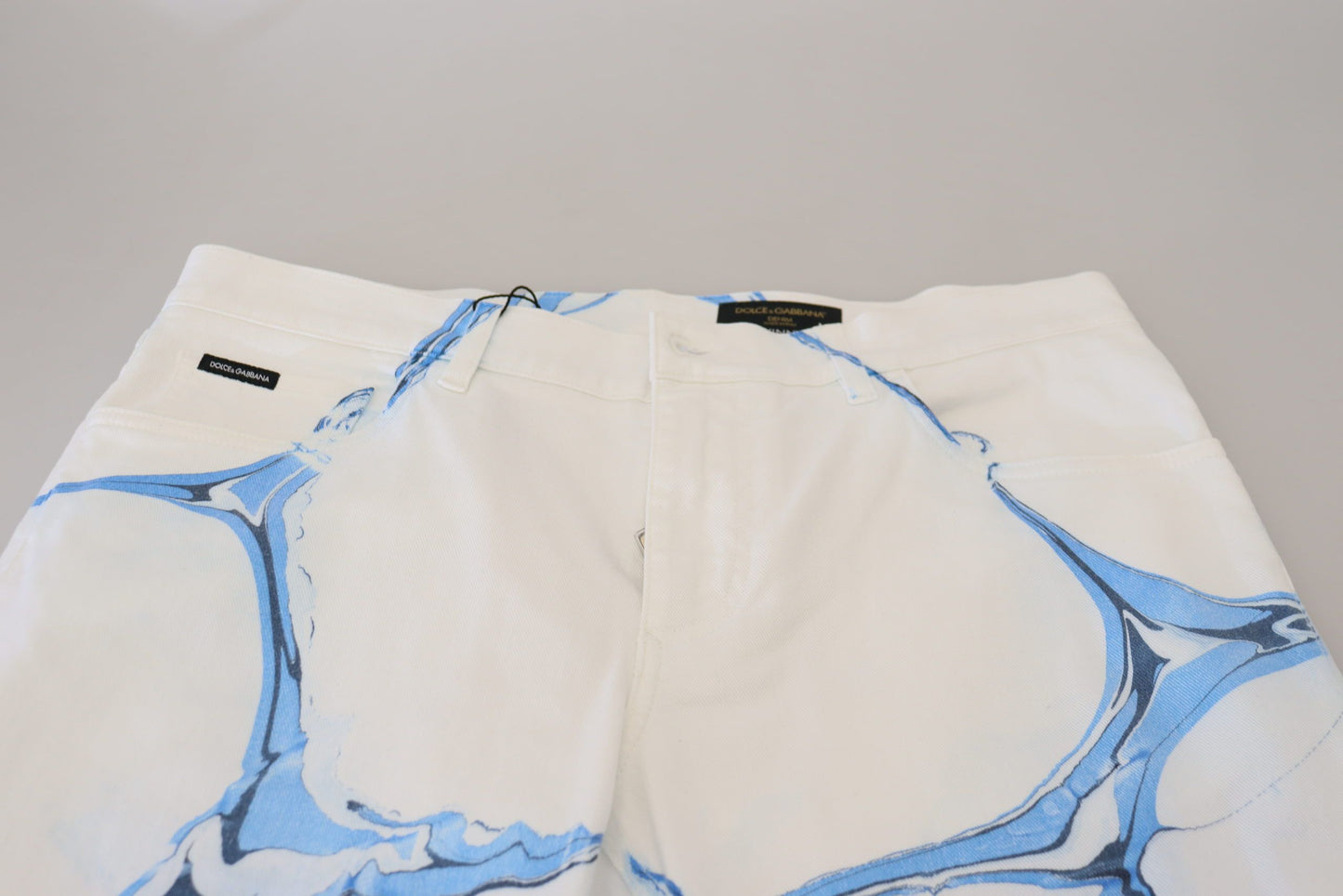 بنطال جينز قطني أبيض وأزرق بقصّة ضيقة