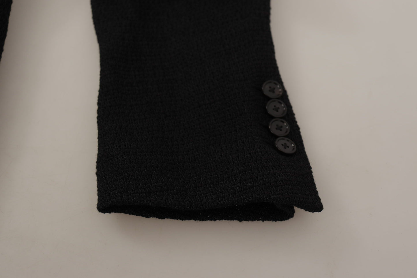 سترة رجالية سوداء ذات صف واحد من الأزرار