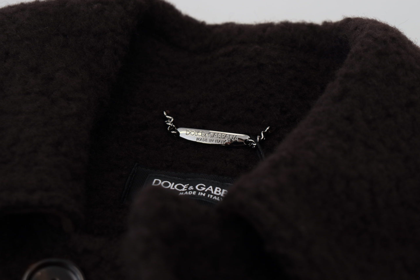 جاكيت ترنش بأزرار من قماش الألبكة الأسود