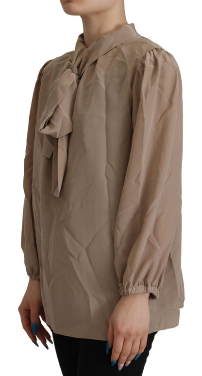 بلوزة بنية اللون بأكمام على الخصر وياقة أسكوت