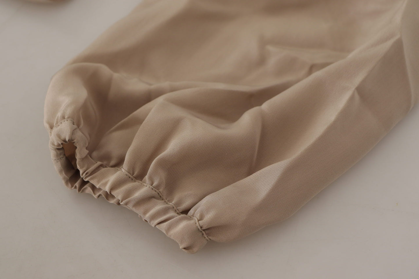 بلوزة بنية اللون بأكمام على الخصر وياقة أسكوت