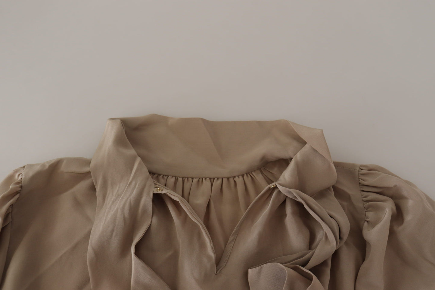 بلوزة بنية اللون بأكمام على الخصر وياقة أسكوت