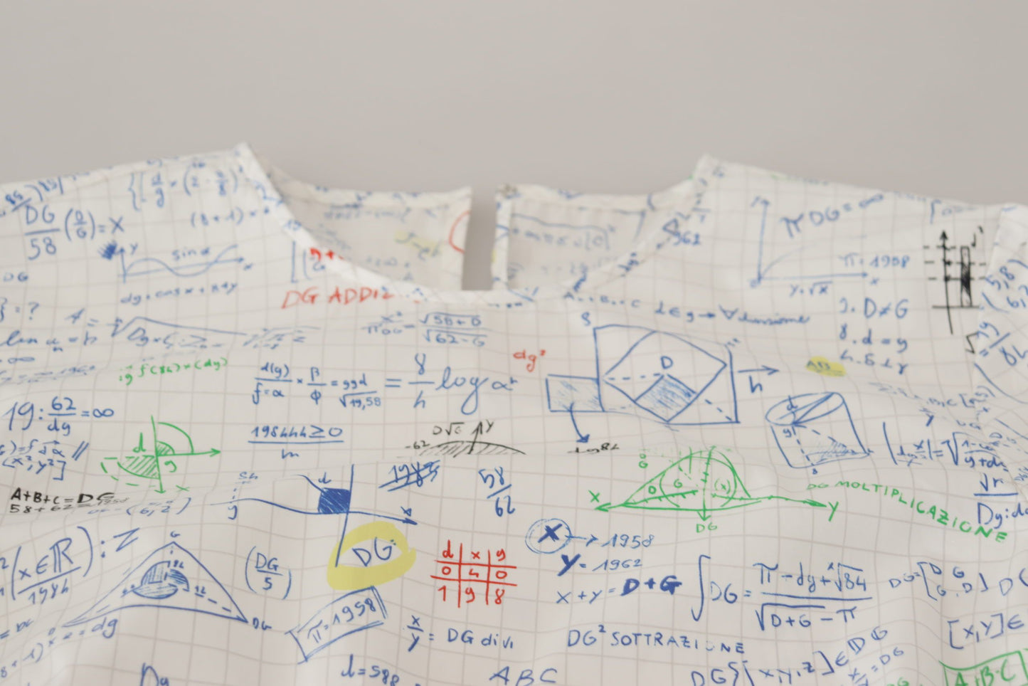 بلوزة قطنية بيضاء بأكمام قصيرة وطبعة جبر