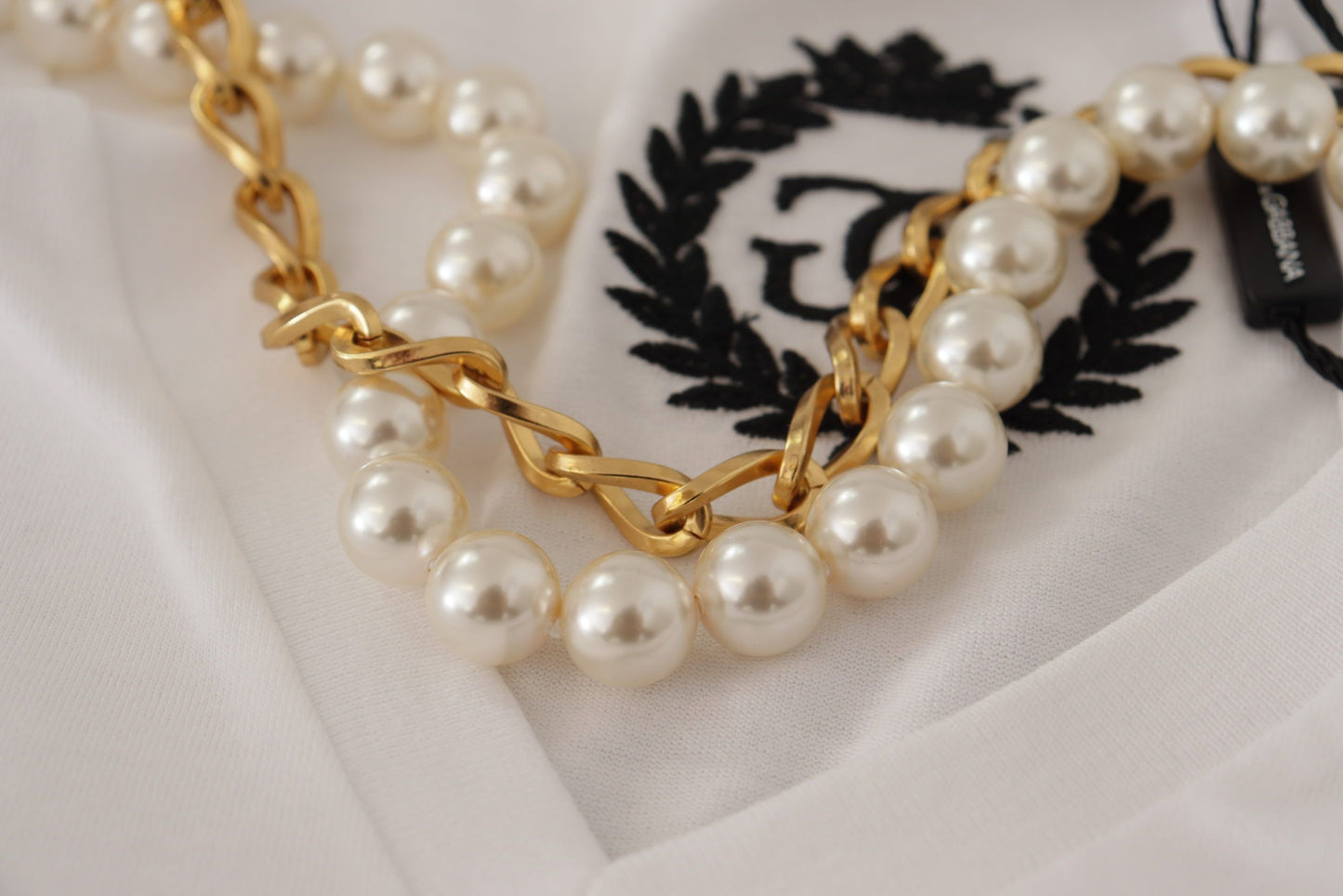 تي شيرت أبيض مزين بقلادة وفتحة رقبة