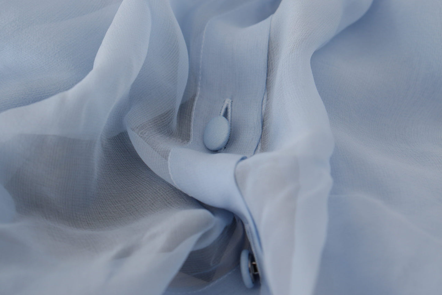 بلوزة من الحرير الأزرق الفاتح بأكمام طويلة وياقة أسكوت