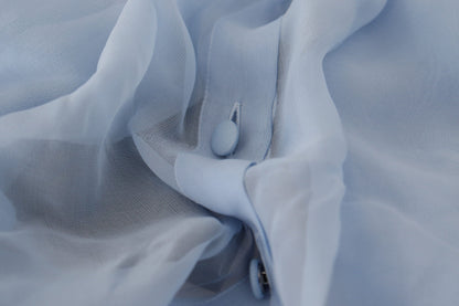 بلوزة من الحرير الأزرق الفاتح بأكمام طويلة وياقة أسكوت