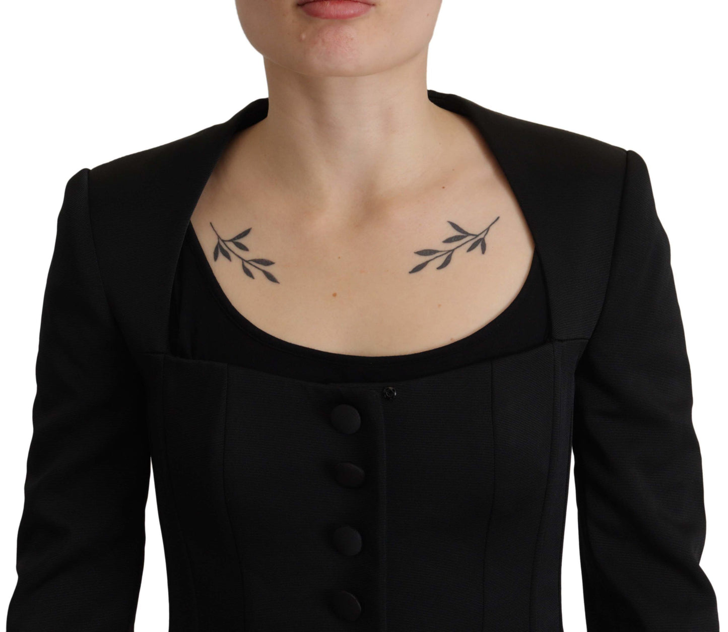 جاكيت أسود ضيق بأكمام طويلة