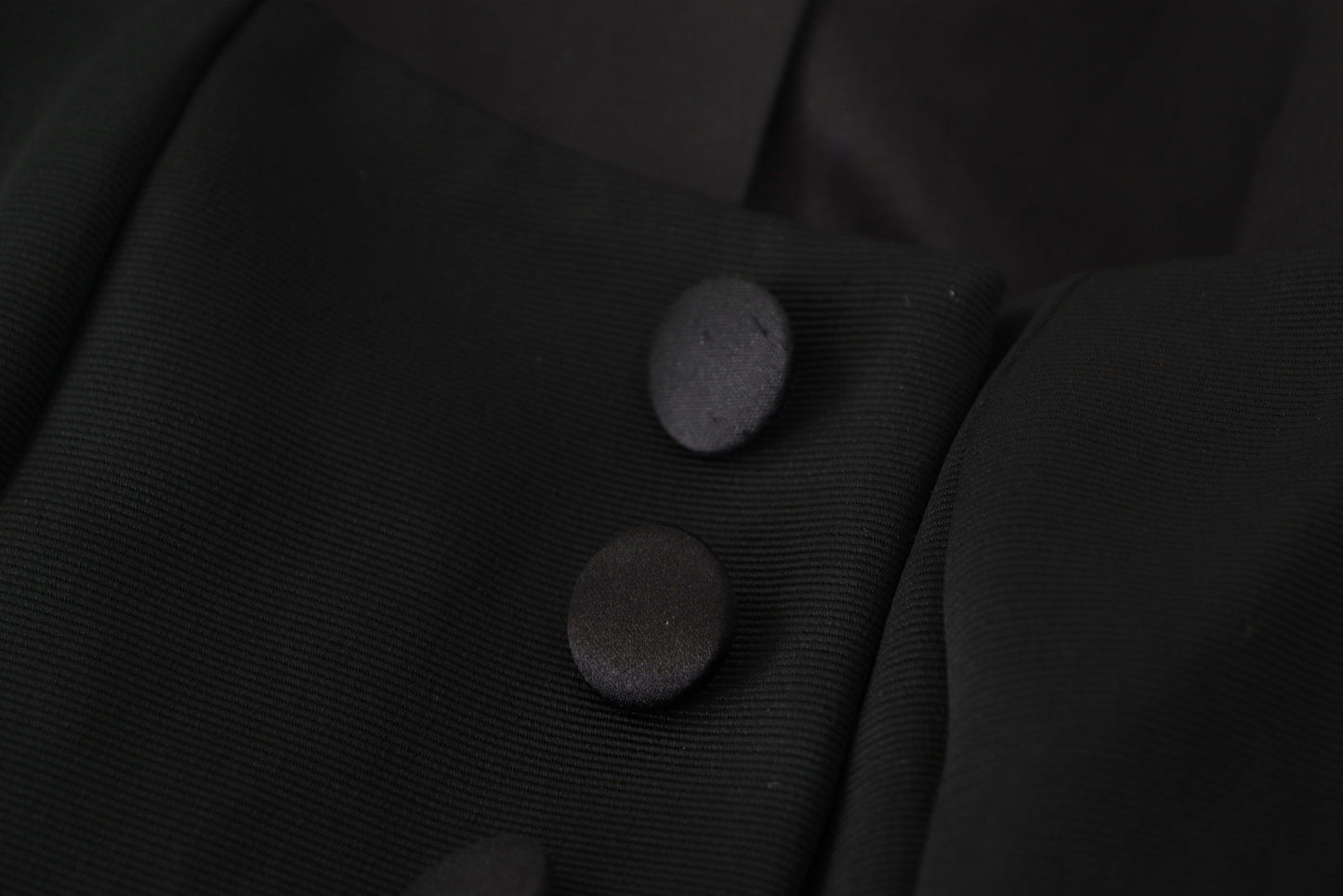 جاكيت أسود ضيق بأكمام طويلة