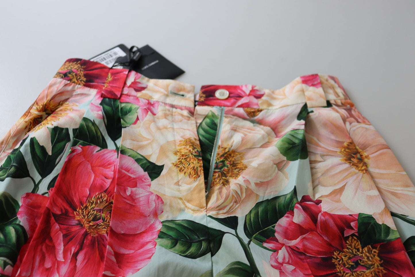 بنطلون قصير بخصر مرتفع مطبوع عليه زهور متعددة الألوان