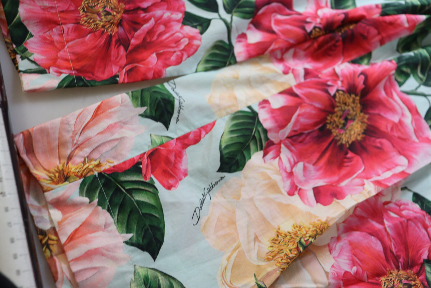 بنطلون قصير بخصر مرتفع مطبوع عليه زهور متعددة الألوان