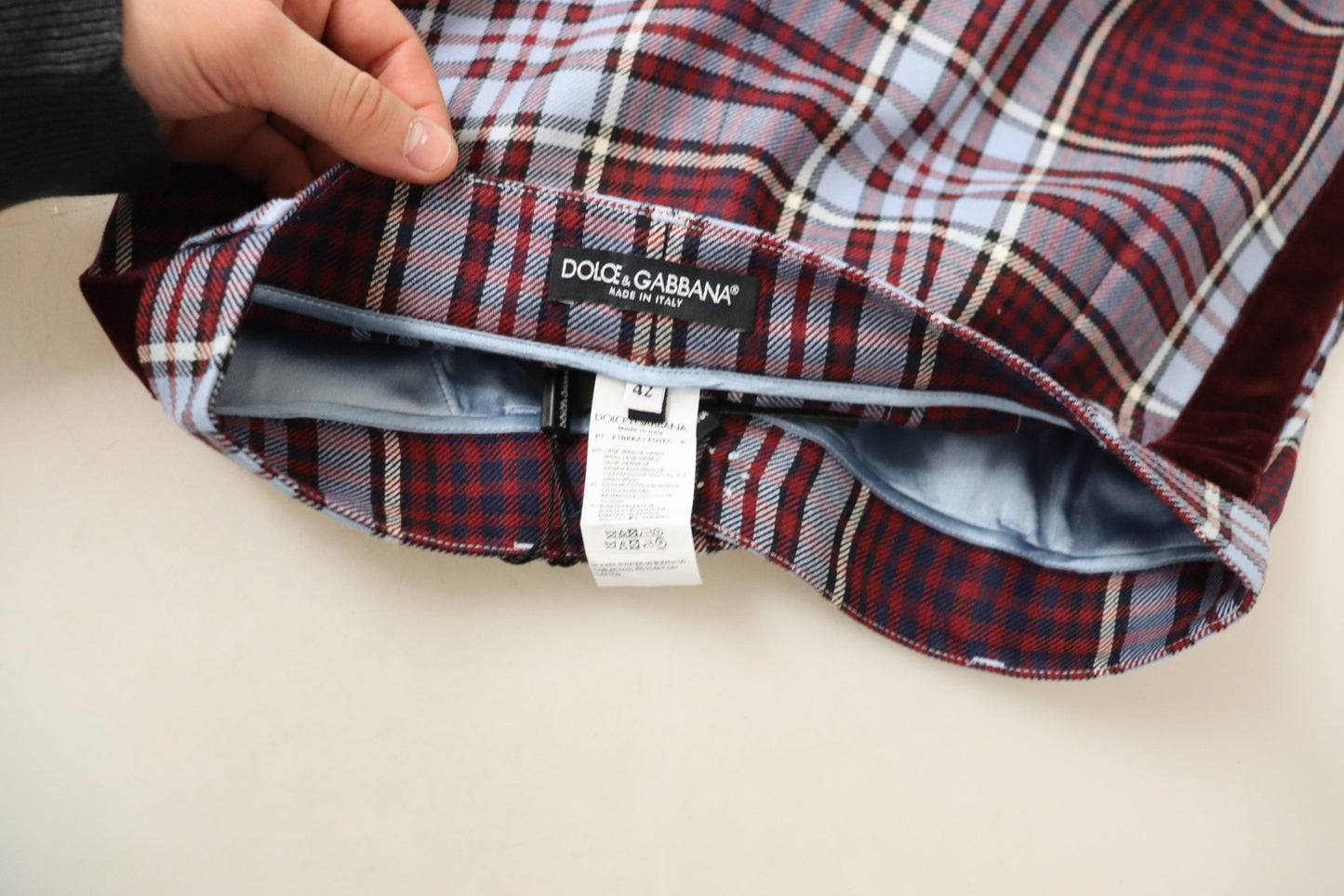 بنطلون رمادي منقوش بخصر مرتفع ومقصور