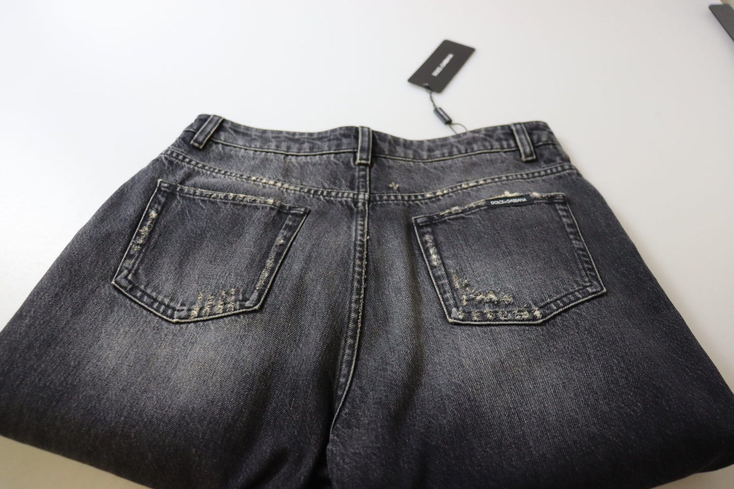 بنطال جينز أسود ممزق بخصر عالٍ